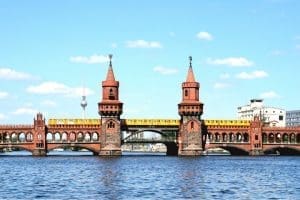 Екскурсія на човні Oberbaumbrücke Берлін Оренда човнів Berlinrichtershorn boat boy Обербаумський міст