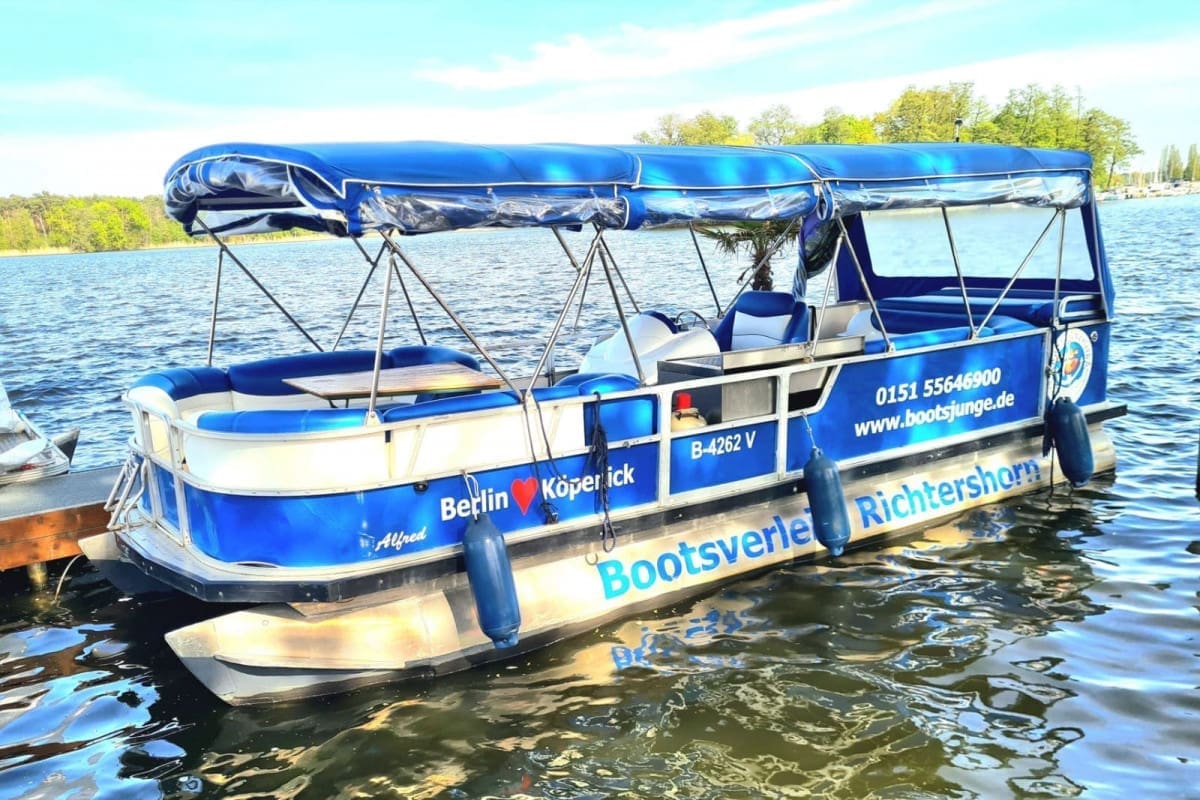 Pontoon boat max. 12 people with 15 or 50 HP