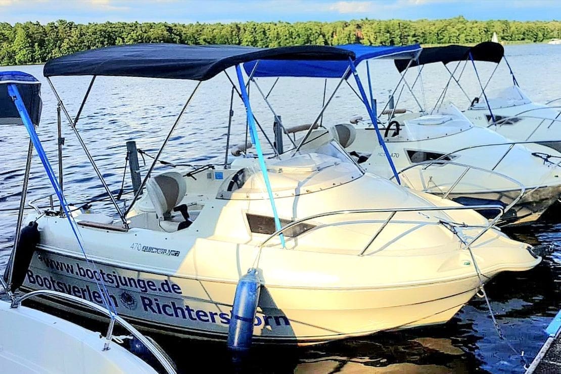 motorboat Quicksilver 470 with 15 HP