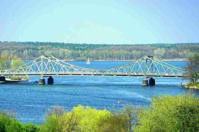 Екскурсія на човні до мосту Ґлінікер Берлін. Оренда човнів Köpenick. Берлінріхтерсхорн Boat Boy Екскурсія на човні до мосту Глінікер Берлін Кепенік