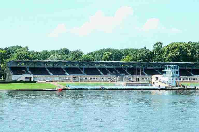 Tribüne Regattastrecke Grünau Köpenickbootstour Berlin Bootsverleih Berlinrichtershorn Bootsjunge Tribüne Regattastrecke Grünau Köpenick Bootstour berlin